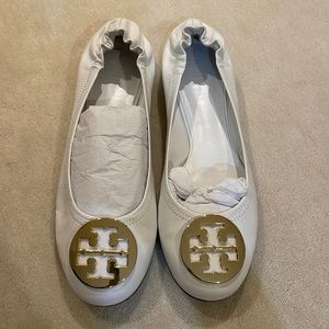 TORY BURCH White with Gold logo CLASSIC REVA BALLET flats in size 10